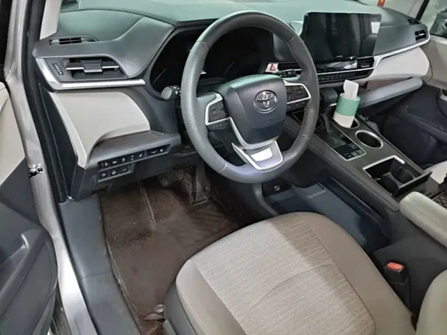 Toyota Sienna — Фото автомобиля 10