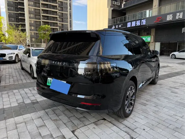 Lynk & Co 900 — Фото автомобиля 2