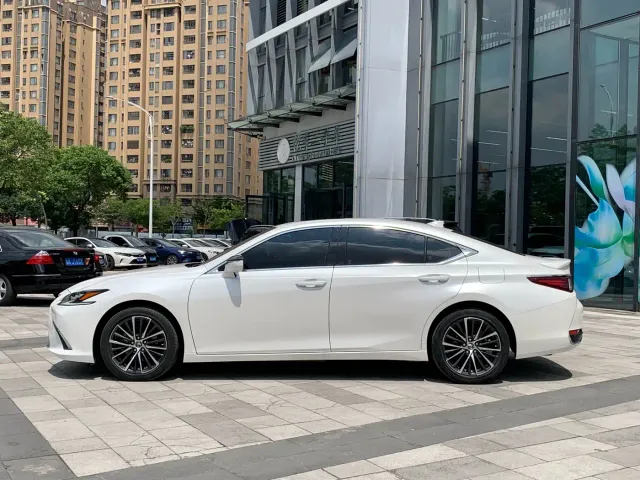 Lexus ES — Фото автомобиля 3