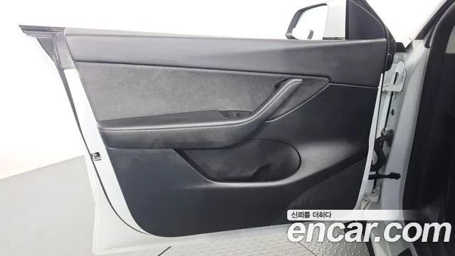Tesla Model Y — Фото автомобиля 23
