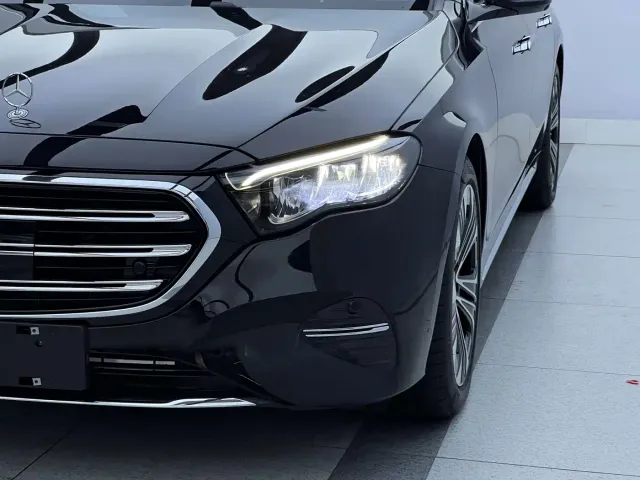 Mercedes-Benz E-Class — Фото автомобиля 3