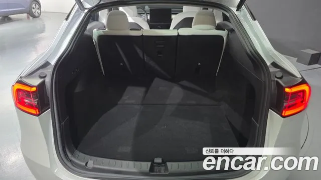 Tesla Model Y — Фото автомобиля 30