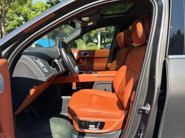 Li Auto L8 — Фото автомобиля 10