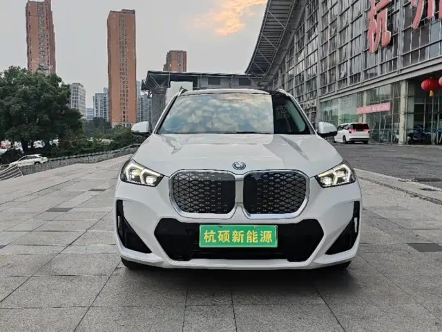 BMW iX1 — Фото автомобиля 2
