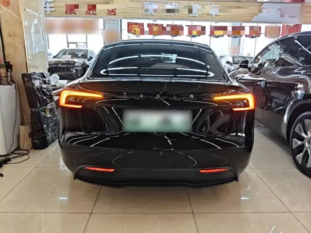 Tesla Model 3 — Фото автомобиля 5