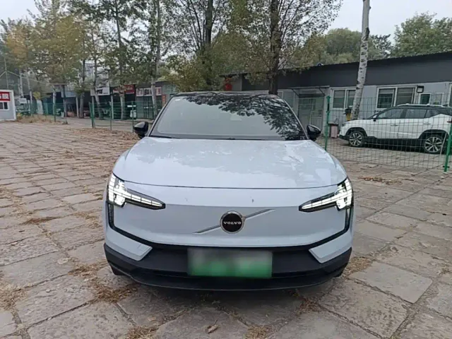 Volvo EX30 — Фото автомобиля 2