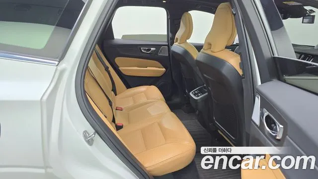Вольво XC60 — Фото автомобиля 12