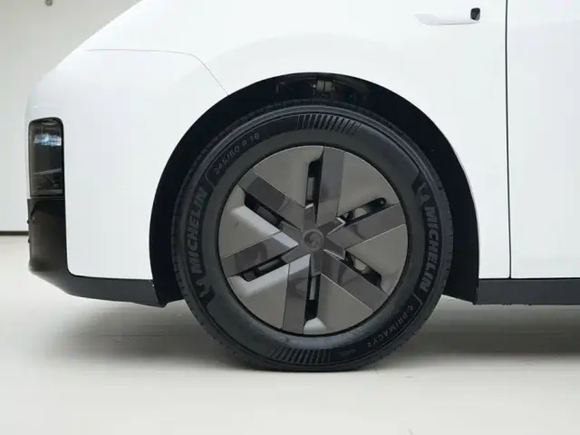 Li Auto MEGA — Фото автомобиля 13