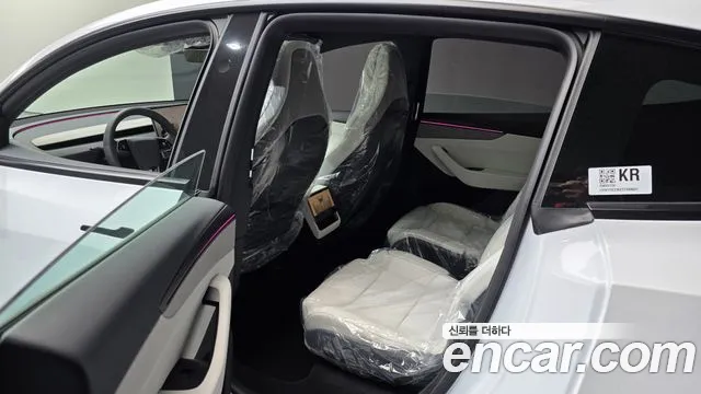 Tesla Model Y — Фото автомобиля 11