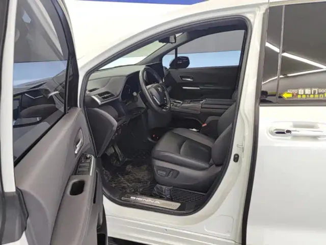 Toyota Sienna — Фото автомобиля 9