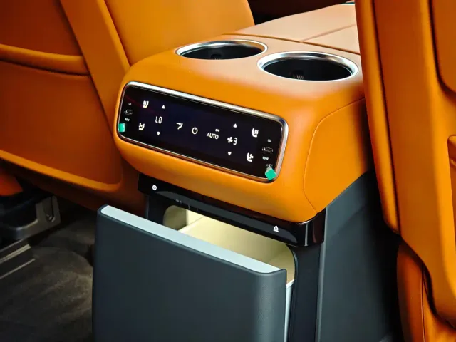 Li Auto L8 — Фото автомобиля 11