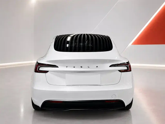 Tesla Model 3 — Фото автомобиля 5