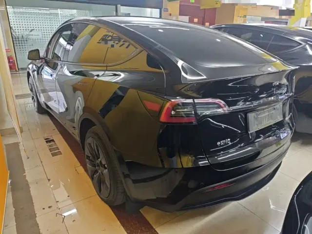 Tesla Model Y — Фото автомобиля 4