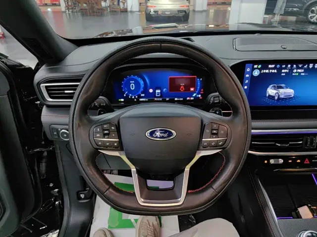 Ford Explorer — Фото автомобиля 10