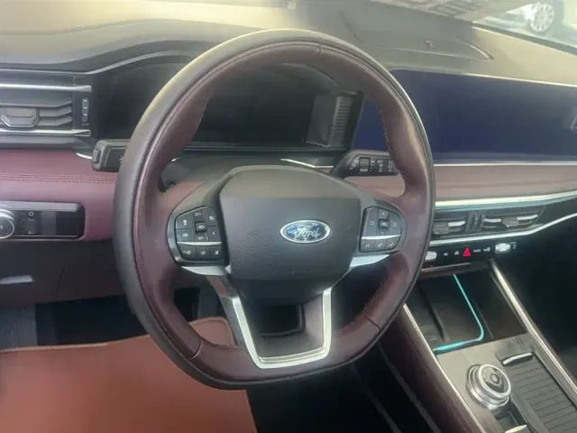 Ford Explorer — Фото автомобиля 3