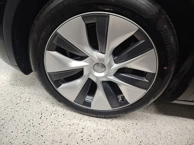 Tesla Model Y — Фото автомобиля 24