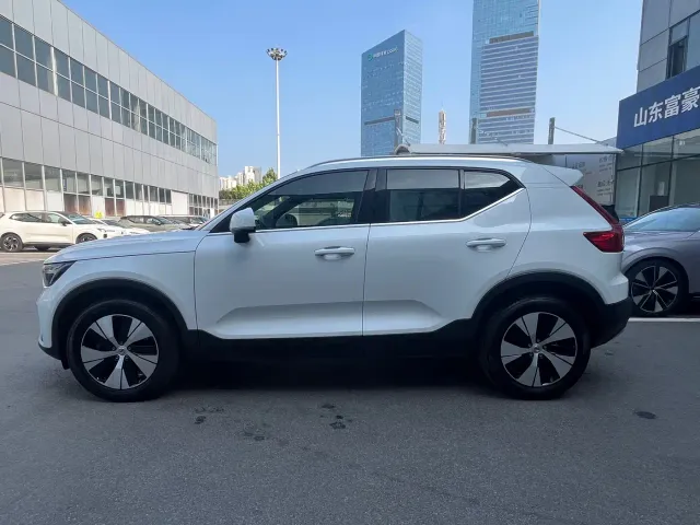 Volvo XC40 — Фото автомобиля 4
