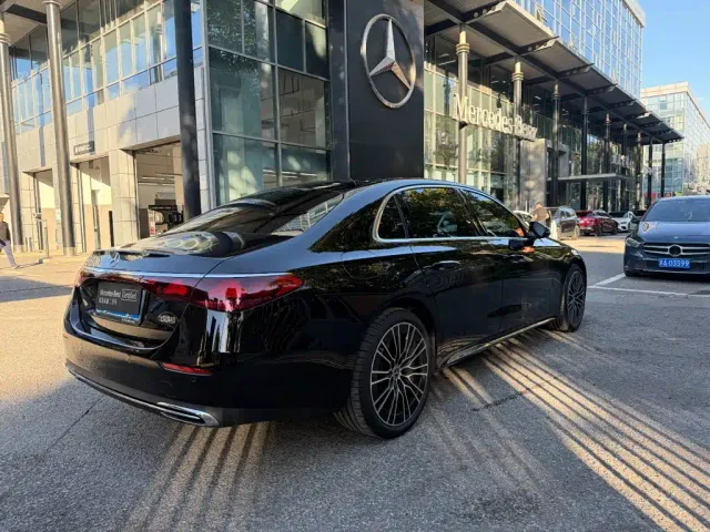Mercedes-Benz E-Class — Фото автомобиля 4