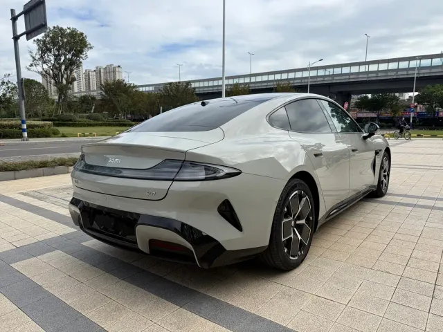Xiaomi SU7 — Фото автомобиля 12