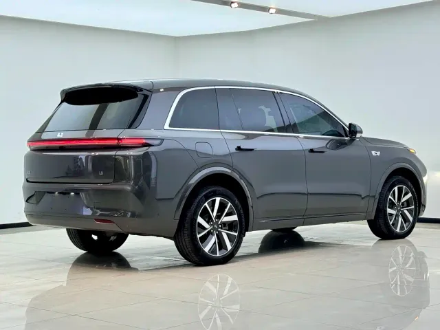 Li Auto L8 — Фото автомобиля 10