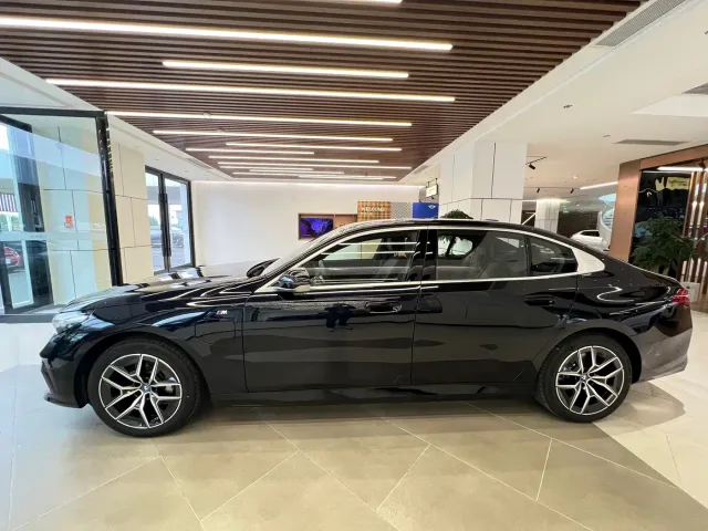 BMW i5 — Фото автомобиля 3