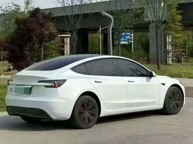 Tesla Model 3 — Фото автомобиля 9