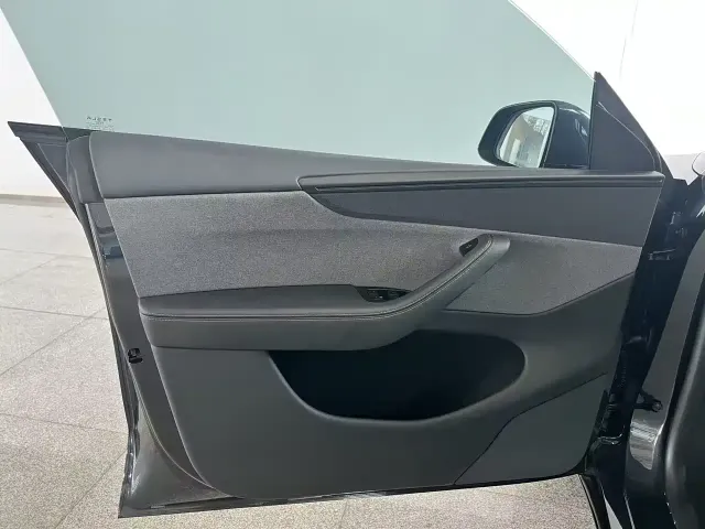 Tesla Model Y — Фото автомобиля 27