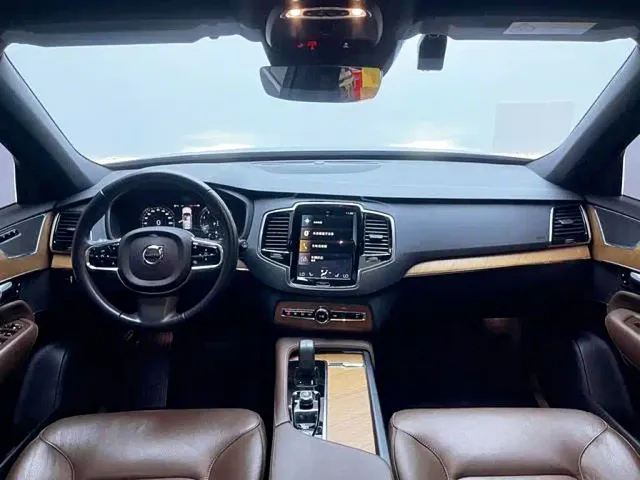Volvo XC90 — Фото автомобиля 4