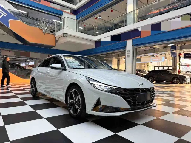 Hyundai Elantra — Фото автомобиля 3