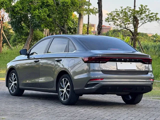 Geely Emgrand — Фото автомобиля 10