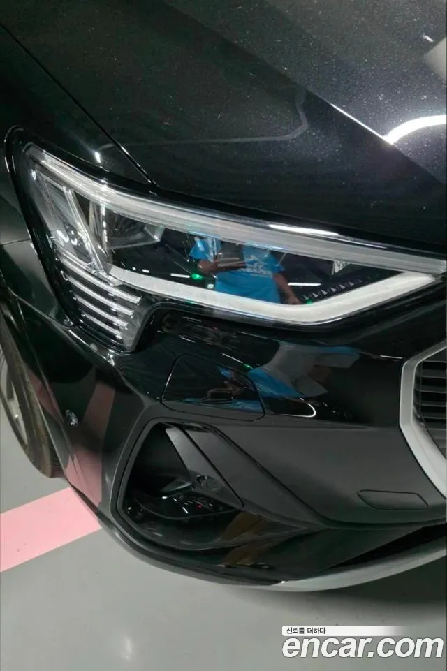 Audi e-tron — Фото автомобиля 3