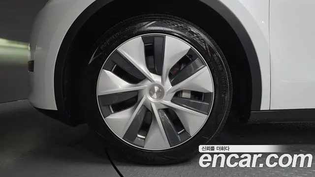Tesla Model Y — Фото автомобиля 5
