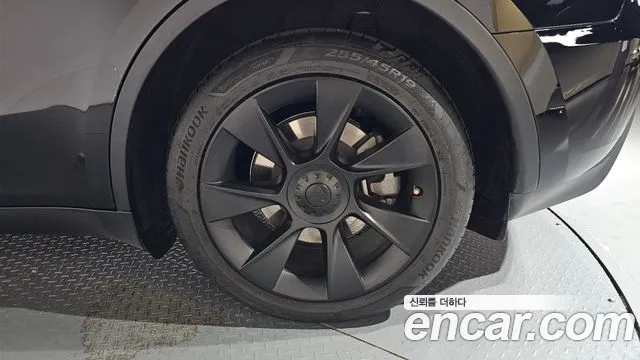 Tesla Model Y — Фото автомобиля 6