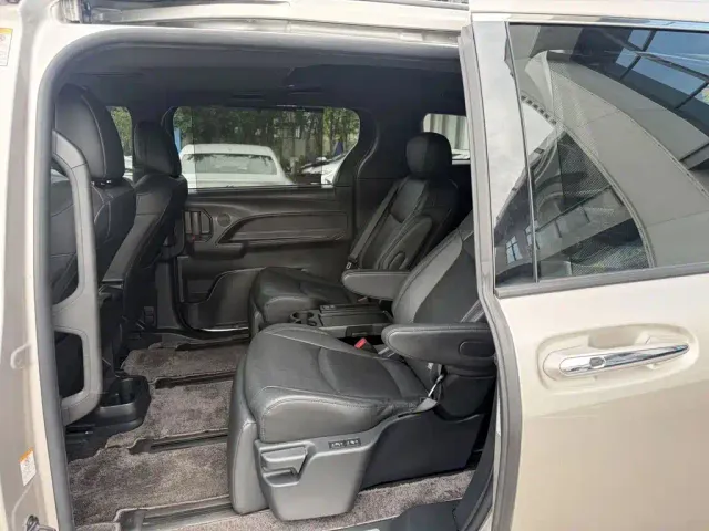 Toyota Sienna — Фото автомобиля 8
