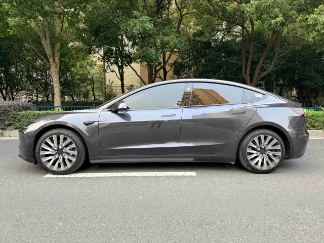 Tesla Model 3 — Фото автомобиля 5
