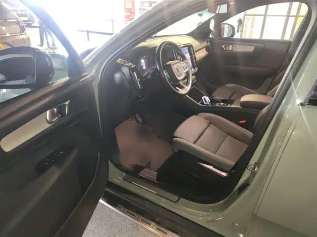 Volvo XC40 — Фото автомобиля 11