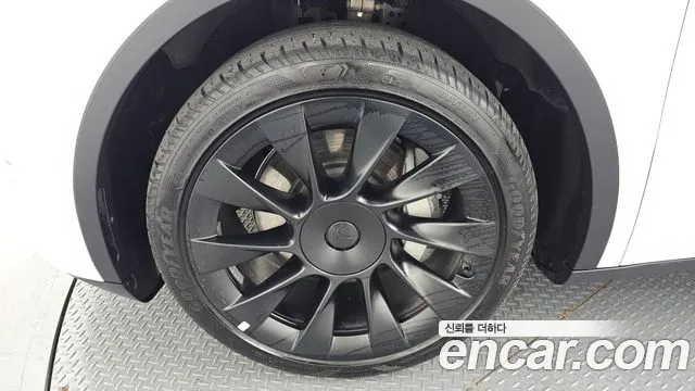 Tesla Model Y — Фото автомобиля 4
