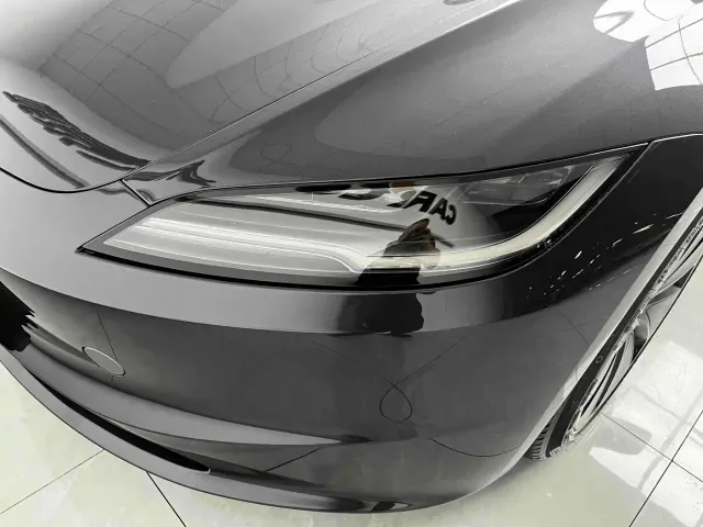 Tesla Model 3 — Фото автомобиля 12