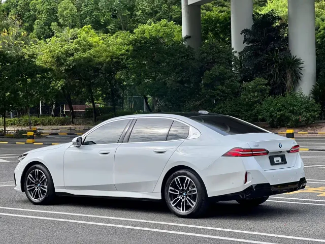 BMW 5 Series — Фото автомобиля 3