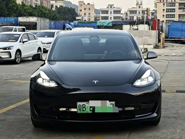 Tesla Model 3 — Фото автомобиля 2