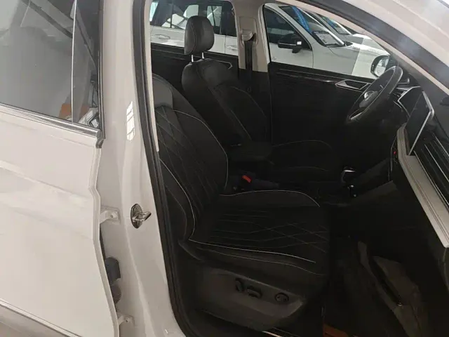 Volkswagen Tiguan L — Фото автомобиля 24