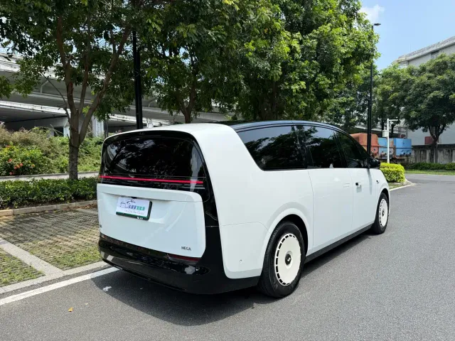 Li Auto MEGA — Фото автомобиля 6
