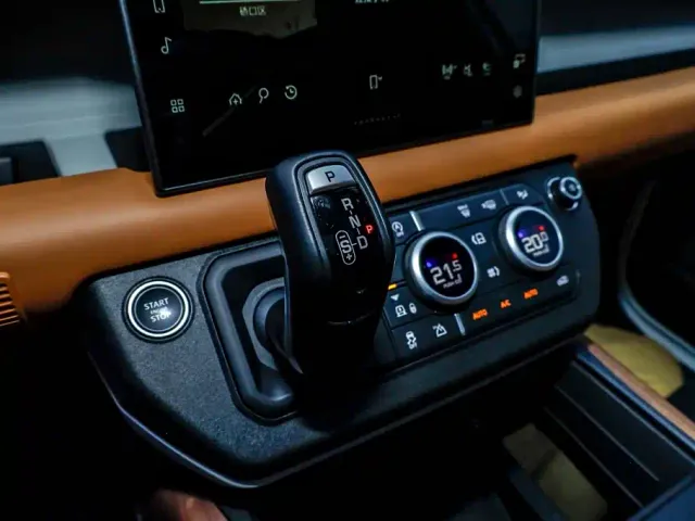 Land Rover Defender — Фото автомобиля 16