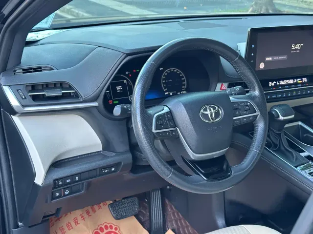 Toyota Sienna — Фото автомобиля 8