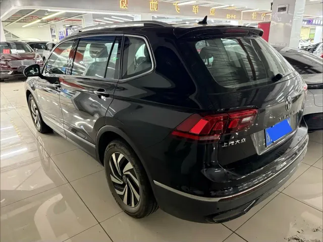 Volkswagen Tiguan L — Фото автомобиля 12