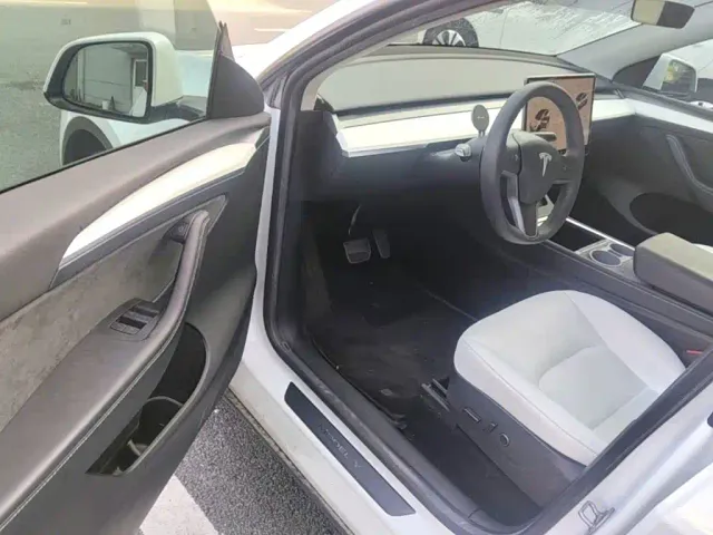 Tesla Model Y — Фото автомобиля 15