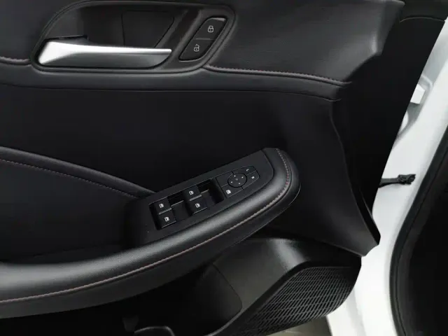 Roewe i5 — Фото автомобиля 9