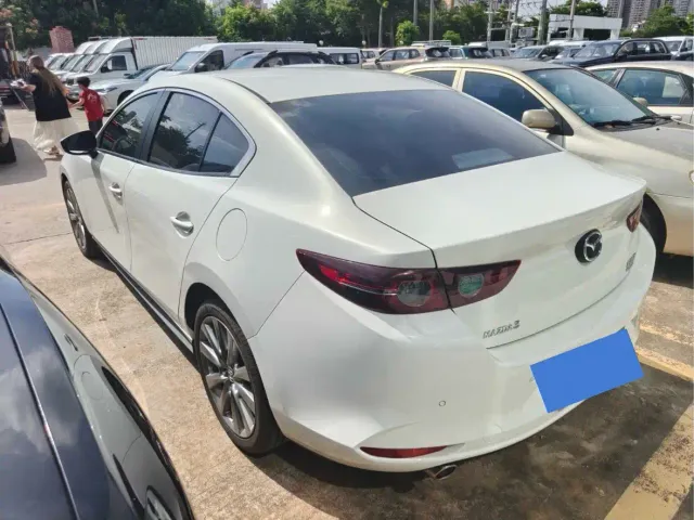 Mazda Axela — Фото автомобиля 4