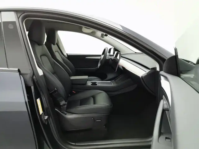 Tesla Model Y — Фото автомобиля 23