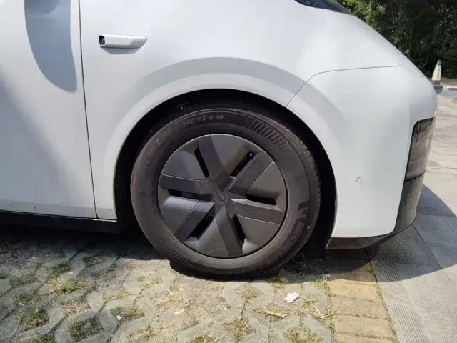 Li Auto MEGA — Фото автомобиля 25